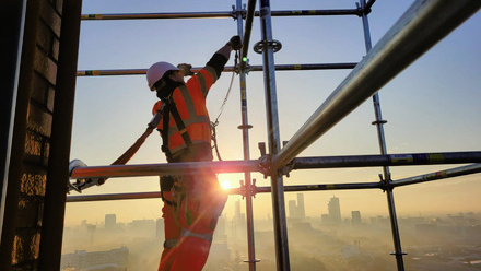 84C5-Photo-of-scaffolder-working-to-SG4-bring-black-sleeve-up-to-wrist-e1747318611394.jpg